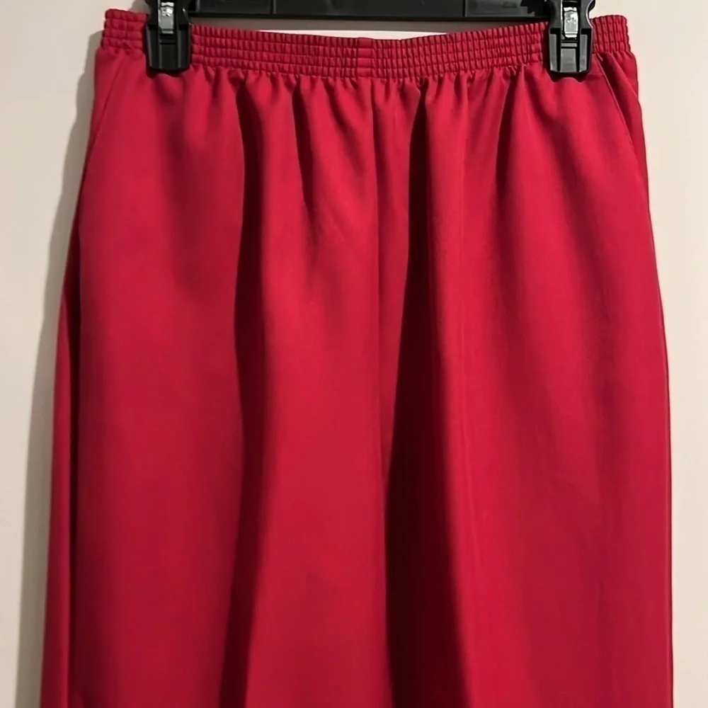 Alfred Dunner red pants. Size 10. Side pockets. Elastic waist. - Picture 2 of 5